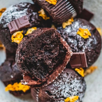 Čokoládové muffiny s červenou řepou