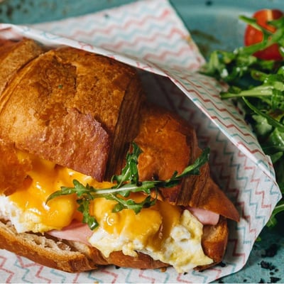 Croissant plněný krémovými míchanými vajíčky a šunkou