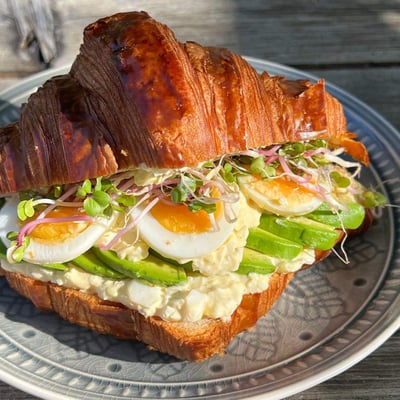 Croissant s vajíčkovou pomazánkou