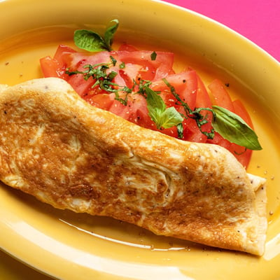 Omeleta s rajčaty a bazalkou