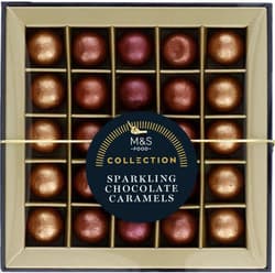 Marks & Spencer Pralinky z hořké a mléčné čokolády plněné různými náplněmi a ozdobené třpytivou cukrářskou ozdobou