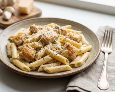 Krémové těstoviny s kuřecím masem a parmezánem