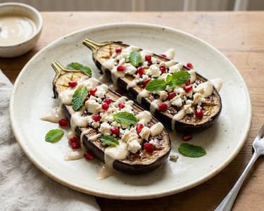 Pečený lilek s tahini a granátovým jablkem | Svěží oběd