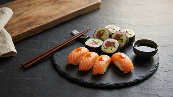 Domácí sushi krok za krokem: Jak na perfektní rýži a rolování