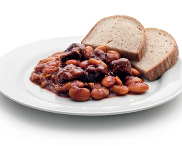 Dušené jehněčí maso s fazolemi a rajčaty