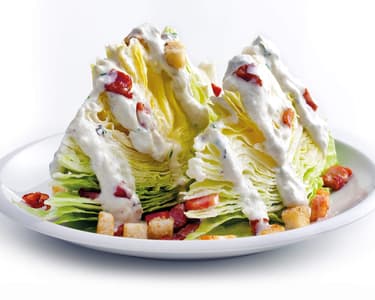 Ledový salát s dresinkem z modrého sýra