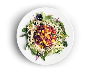 Míchaný salát s fazolemi a sýrem