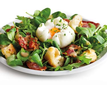 Salát s vejcem a slaninou