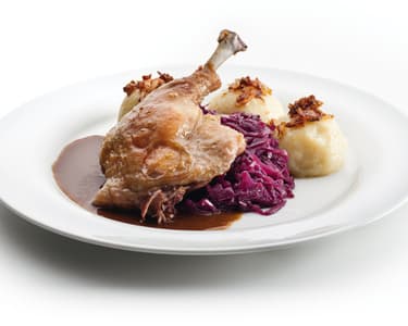 Pečená kachna s červeným zelím a bramborovým knedlíkem