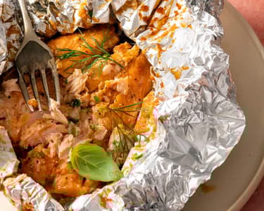 Medový losos s česnekem v alobalu