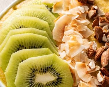Tropical smoothie bowl
