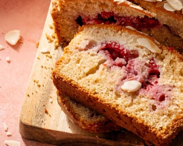 Mandlový chlebíček s malinami