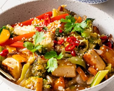 Tofu se zeleninou z jedné pánve