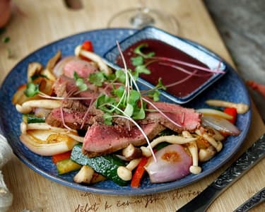 Pštrosí steak s houbami, zeleninou a karamelizovanou šalotkou