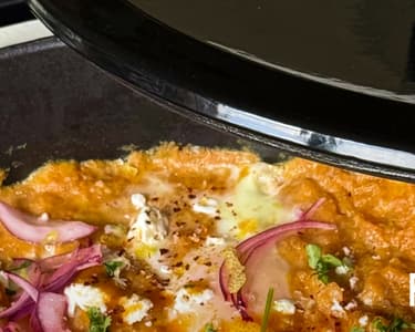 Shakshuka ze sladkých brambor a Sri Racha Máslo od Adama Runduse