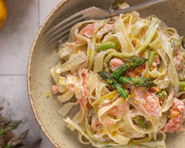 Těstoviny s chřestem a lososem