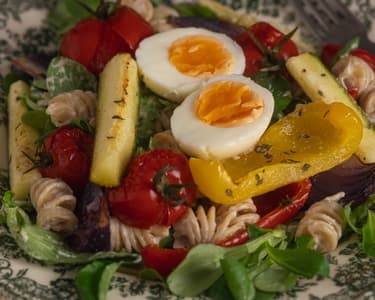 Těstovinový salát s pečenou zeleninou