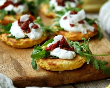 Kukuřičné placičky s dipem, sušenými rajčaty a parmezánem
