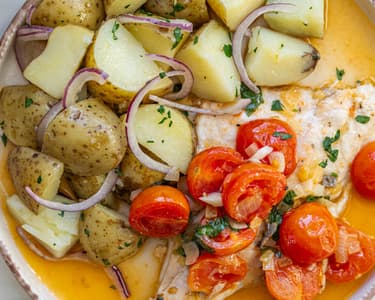 Pražma s rajčaty a pečenými brambory