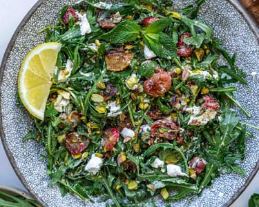 Salát s pečenými ředkvičkami a kozím sýrem