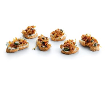 Rychlé kanapky s cibulkou a kapary