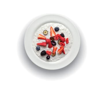 Rýže vařená v kokosovém mléce s čerstvým ovocem