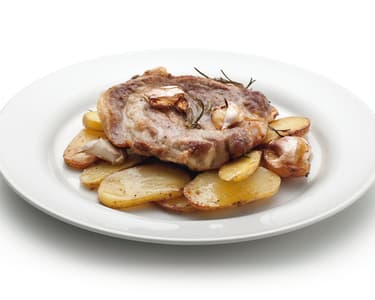 Pečená vepřová krkovice s bramborami, česnekem a rozmarýnem