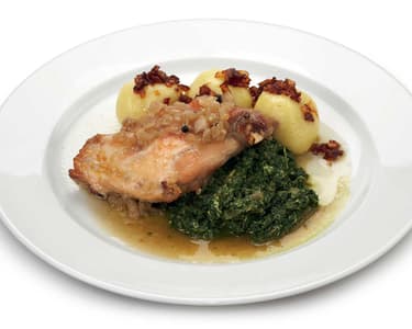 Pečený králík se špenátem a bramborovými knedlíky