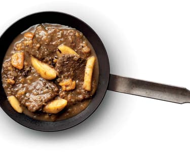 Dušené hovězí maso s jablky a meruňkami