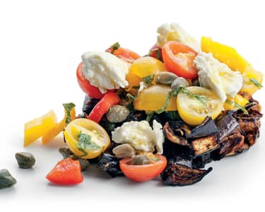 Rajčatový salát s lilkem a mozzarellou