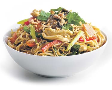 Smažené nudle s kuřecím masem