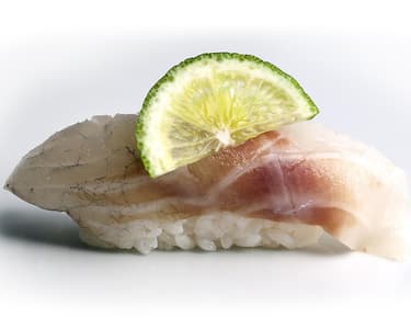 Suzuki nigiri - nigiri z mořského vlka s plátkem limetky 