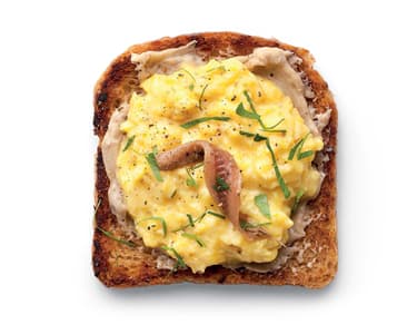 Toust s vejci a ančovičkami