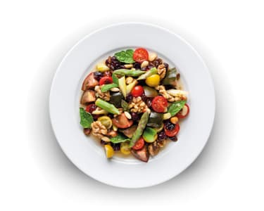 Salát z chřestu, rajčat a ořechů