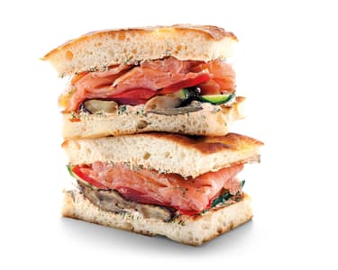 Focaccia s grilovanou zeleninou, uzeným lososem a koprovou remuládou