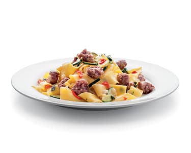 Pappardelle s čerstvou klobásou, cuketou a šalvějí