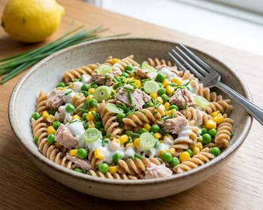 Těstovinový salát s tuňákem, kukuřicí a hráškem