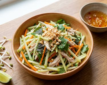 Nộm su hào - Salát s kedlubnou a trhaným kuřecím masem 