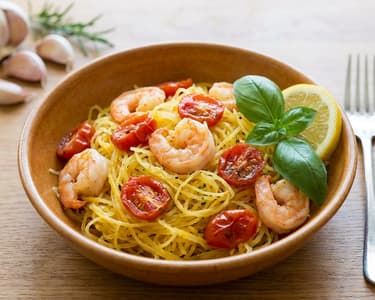 Špagetová dýně s krevetami a cherry rajčaty