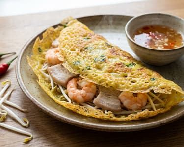 Banh xeo – syčící placka s krevetami