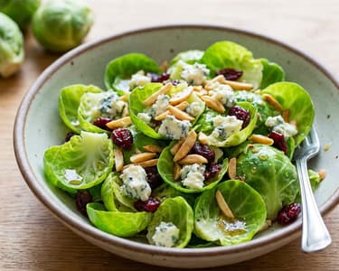 Salát z růžičkové kapusty s nivou a mandlemi