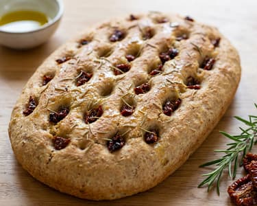 Focaccia s rozmarýnem a rajčaty