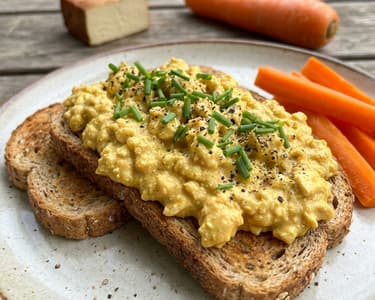 Krémová tofu „vajíčka“ na chlebu