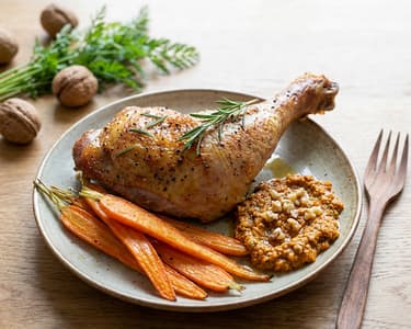 Pečené krůtí stehno s mrkví a mrkvovou natí