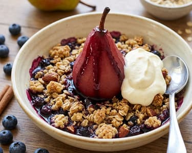 Hruškovo borůvkový krambl s pošírovanými hruškami a vanilkovým krémem