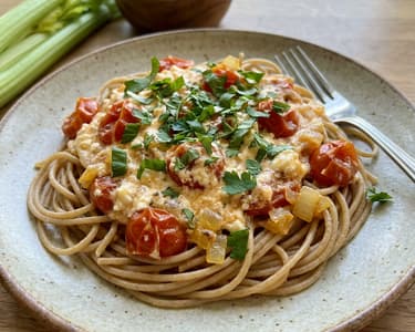 Špagety s omáčkou ze sýru feta