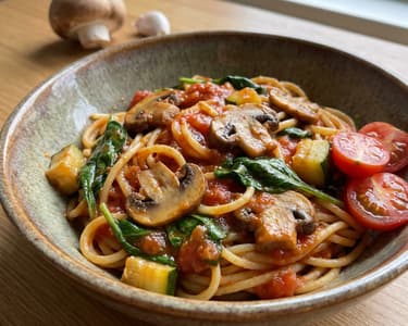 Těstoviny se žampiony a rajčaty