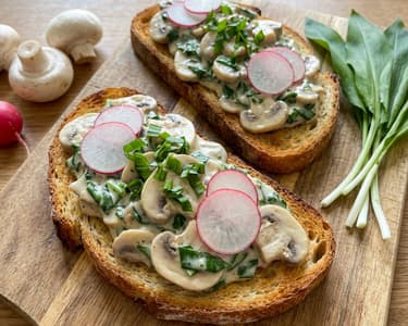 Topinka s krémovými žampiony a medvědím česnekem