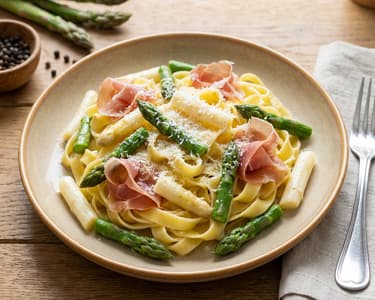 Tagliatelle s chřestem a parmskou šunkou 