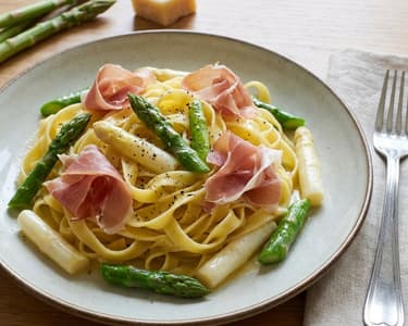 Tagliatelle s chřestem a parmskou šunkou